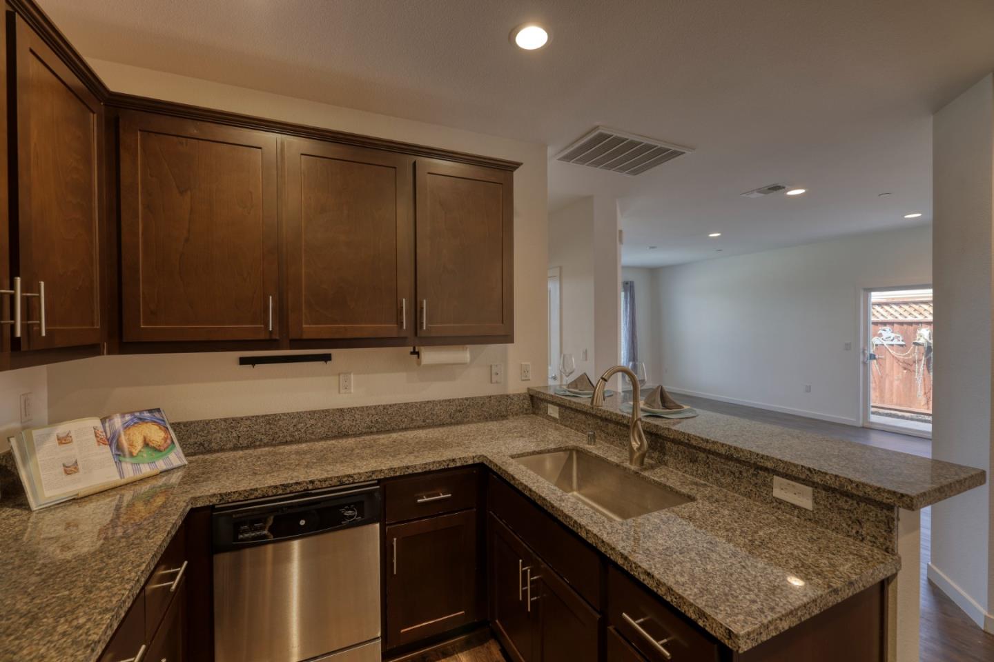 Detail Gallery Image 8 of 18 For 915 Rogge Rd, Salinas,  CA 93906 - 2 Beds | 2 Baths