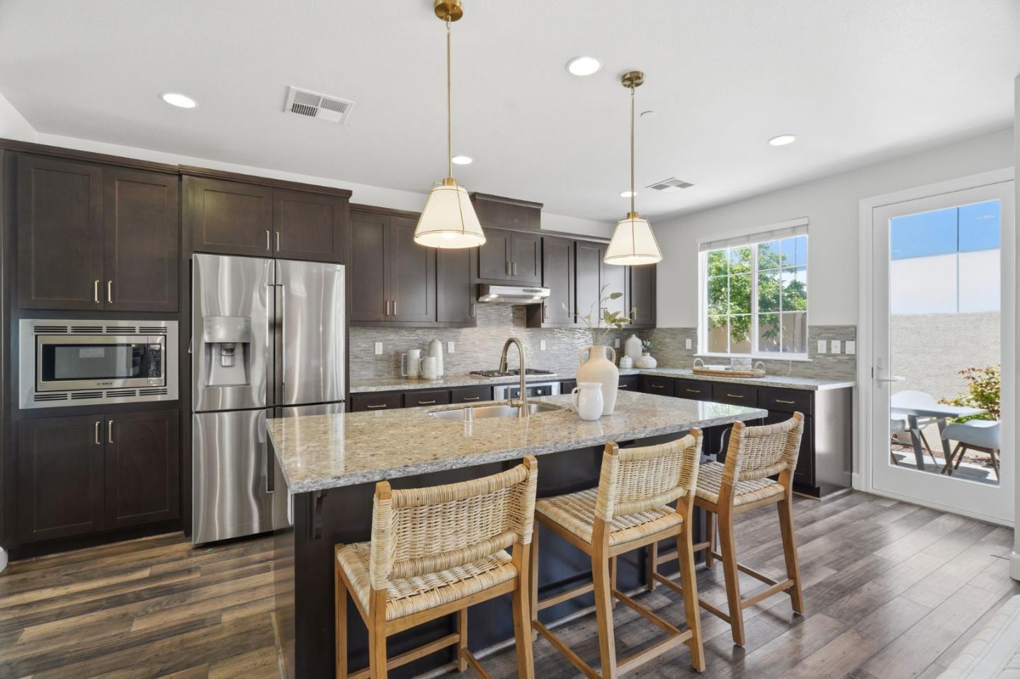 Detail Gallery Image 5 of 27 For 320 Gerald Cir, Milpitas,  CA 95035 - 3 Beds | 2/1 Baths