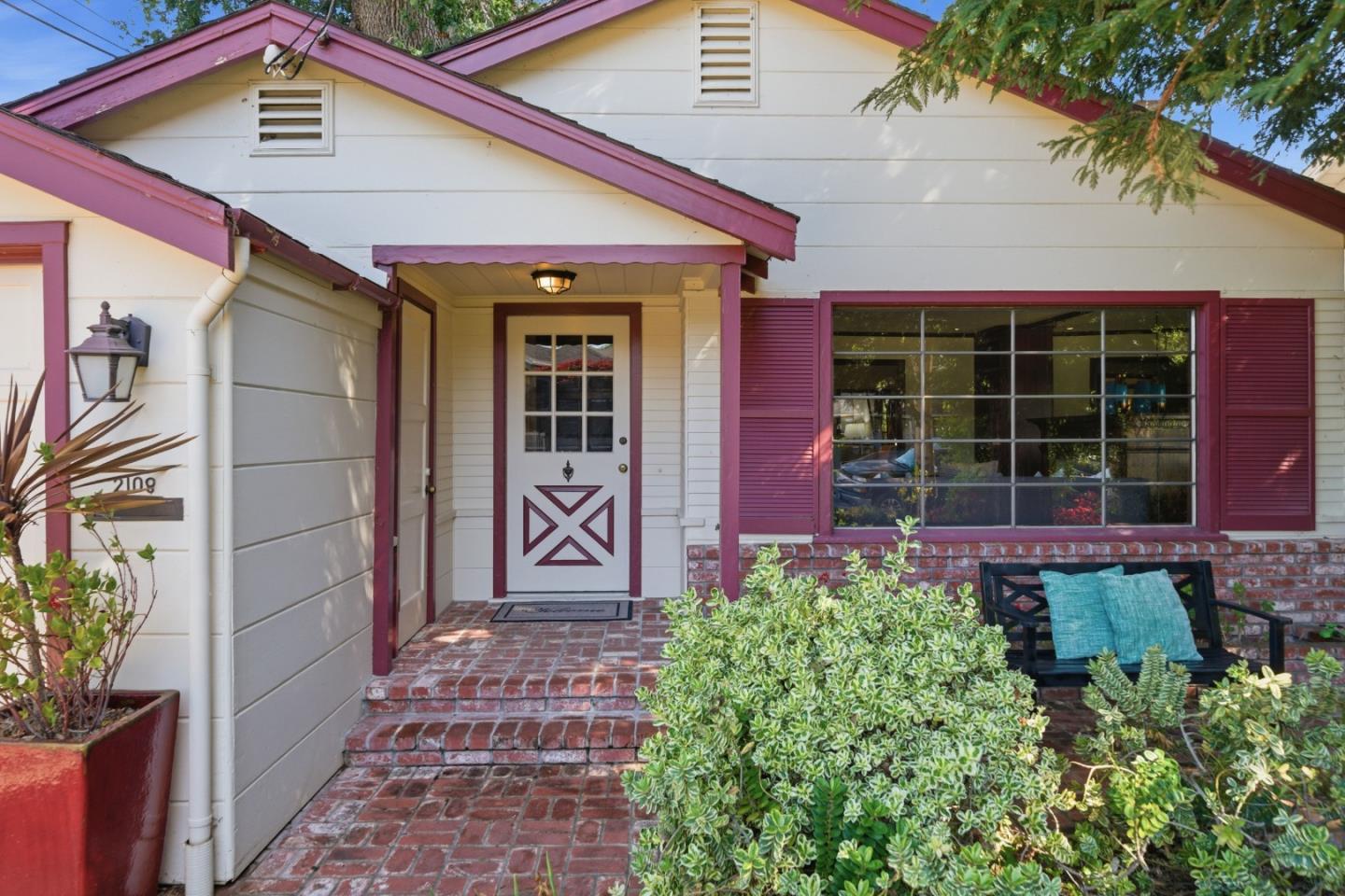 Detail Gallery Image 4 of 42 For 2108 Howard Ave, San Carlos,  CA 94070 - 2 Beds | 1 Baths