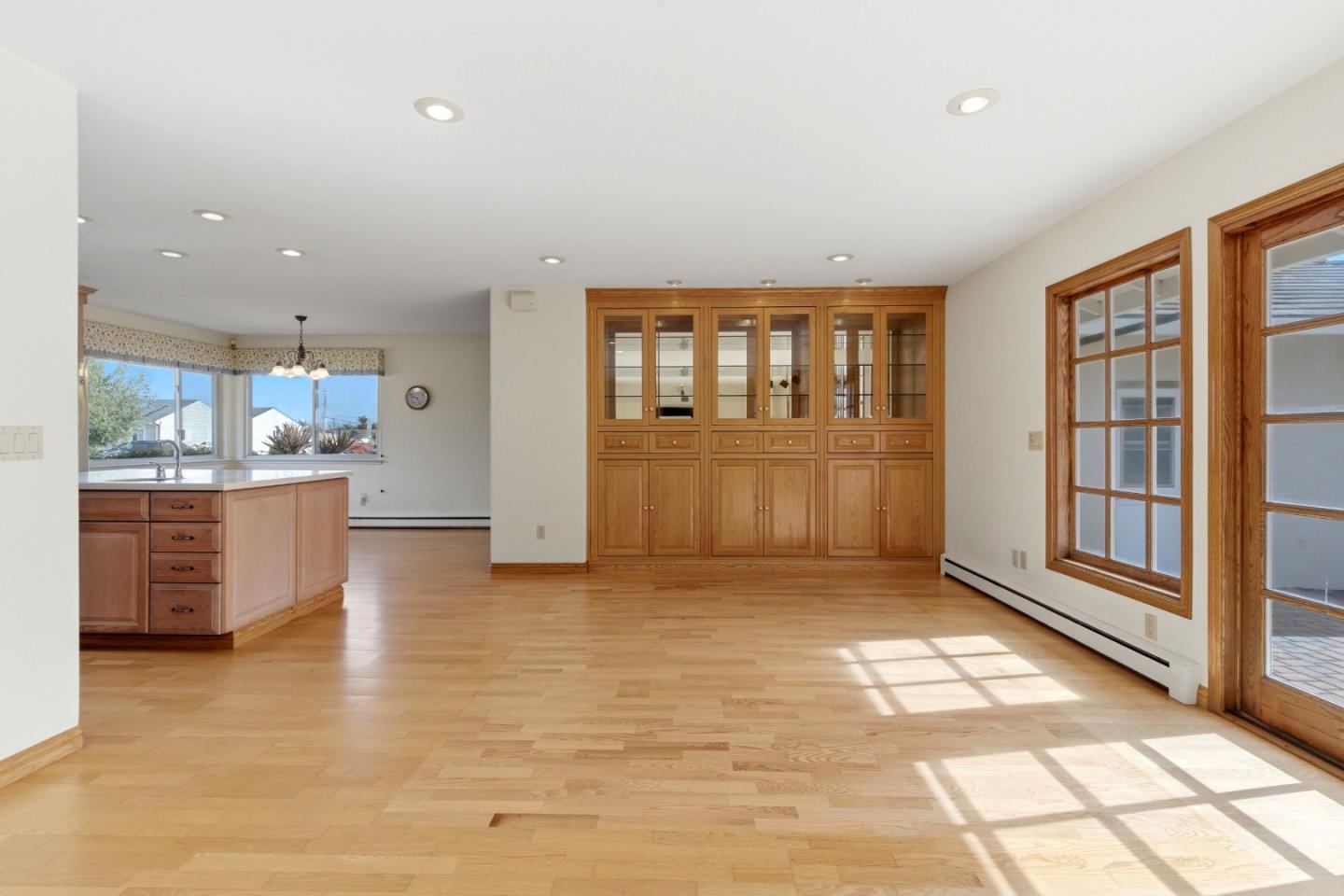 Detail Gallery Image 10 of 52 For 10904 Oak St, Castroville,  CA 95012 - 4 Beds | 2/1 Baths