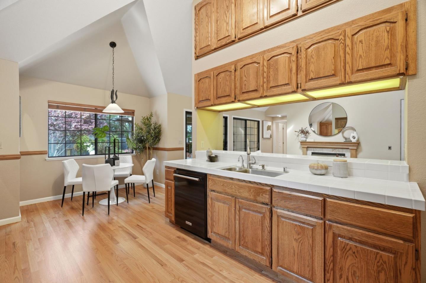 Detail Gallery Image 9 of 37 For 20523 Manor Dr, Saratoga,  CA 95070 - 5 Beds | 3/1 Baths