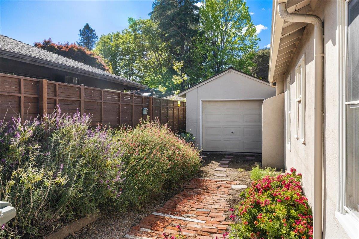 Detail Gallery Image 22 of 28 For 217 Mckendry Dr, Menlo Park,  CA 94025 - 3 Beds | 1 Baths