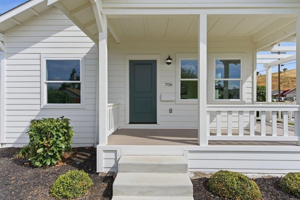 Detail Gallery Image 3 of 42 For 706 Central Ave, Hollister,  CA 95023 - 3 Beds | 2 Baths