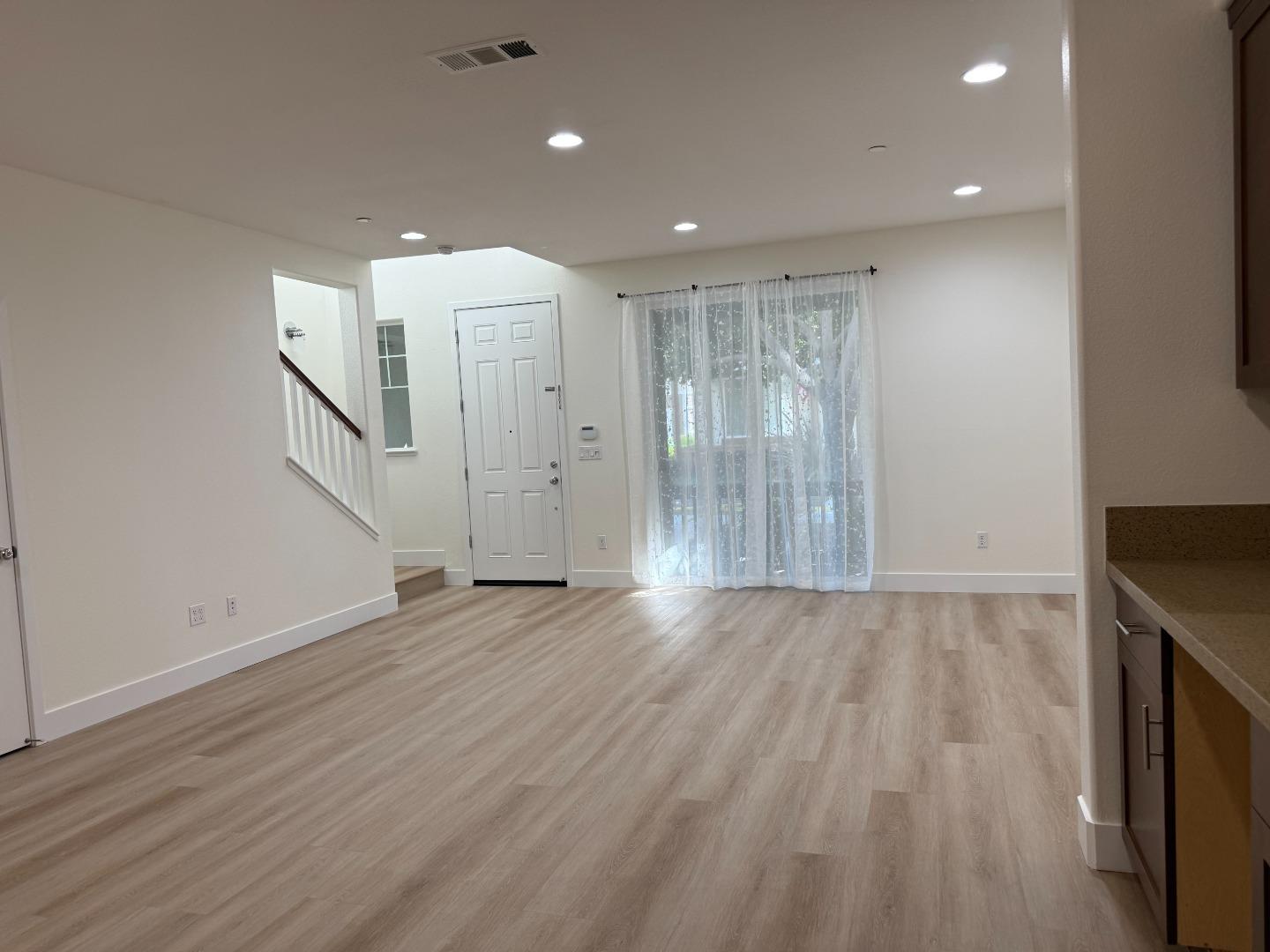 Detail Gallery Image 4 of 22 For 17075 Saint Cecilia Ln, Morgan Hill,  CA 95037 - 3 Beds | 2/1 Baths