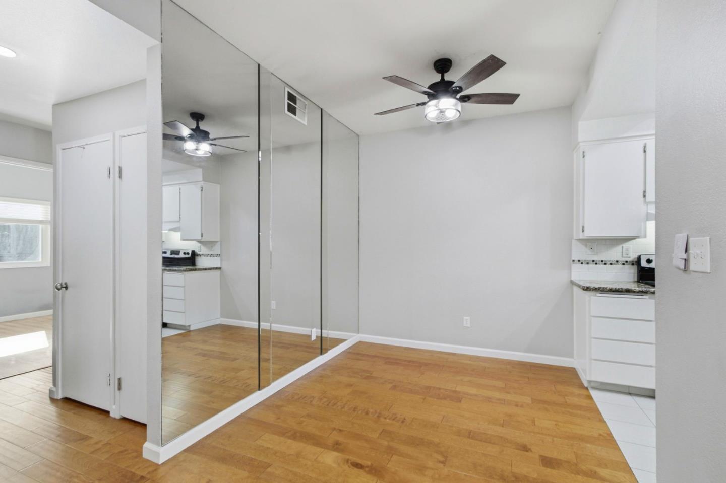 Detail Gallery Image 11 of 33 For 354 Shadow Run Dr, San Jose,  CA 95110 - 2 Beds | 2 Baths