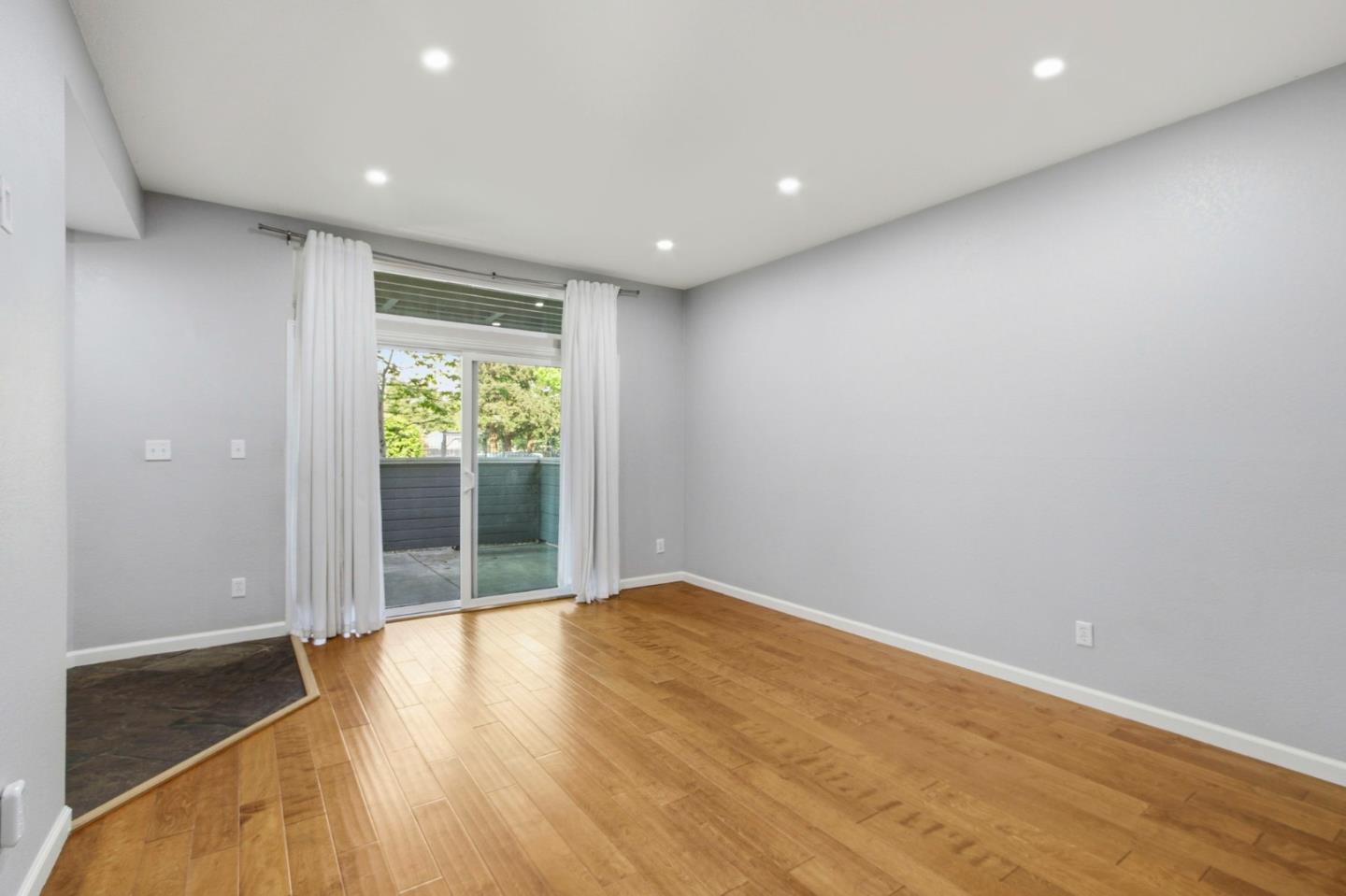 Detail Gallery Image 4 of 33 For 354 Shadow Run Dr, San Jose,  CA 95110 - 2 Beds | 2 Baths