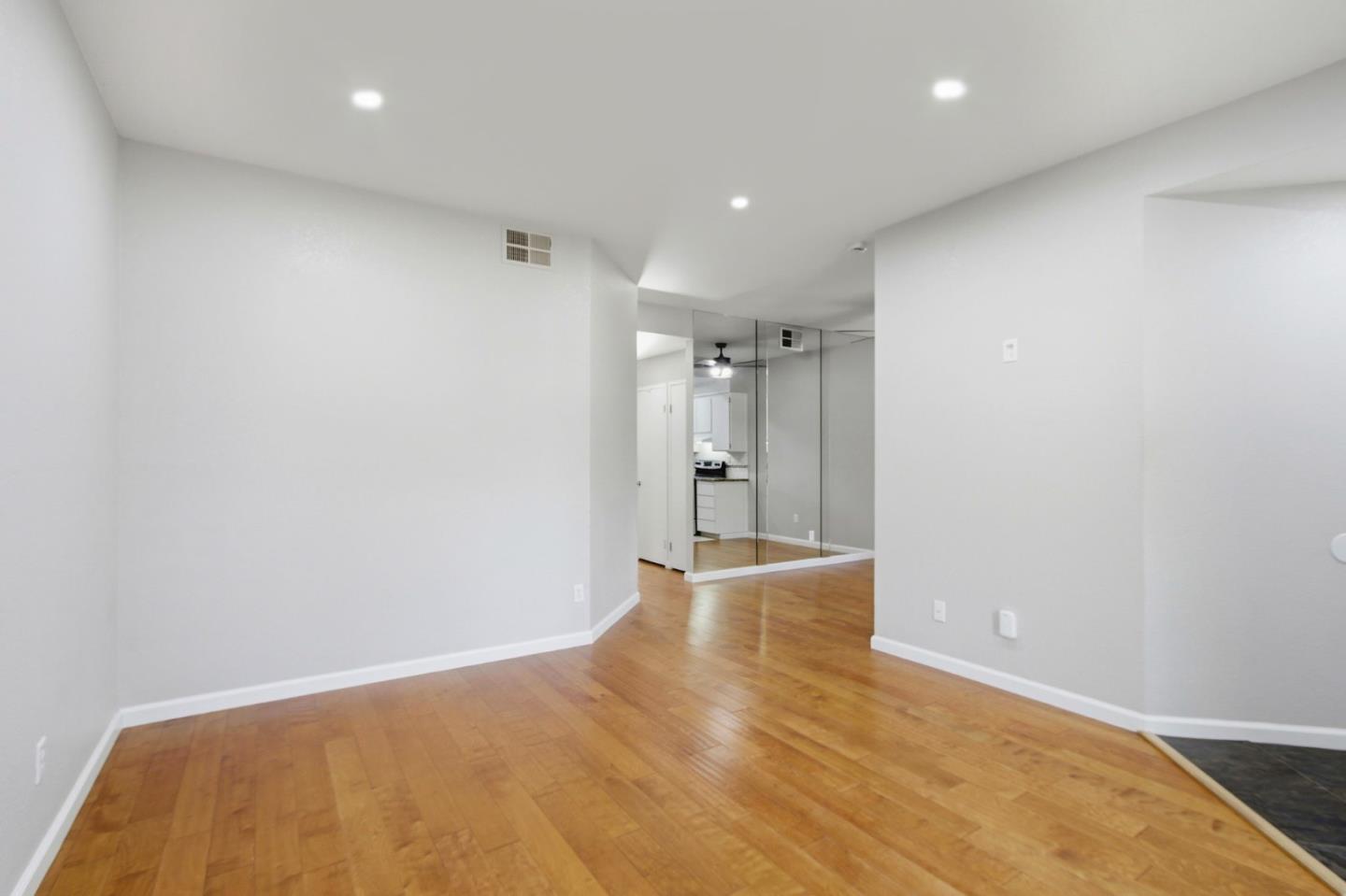 Detail Gallery Image 5 of 33 For 354 Shadow Run Dr, San Jose,  CA 95110 - 2 Beds | 2 Baths