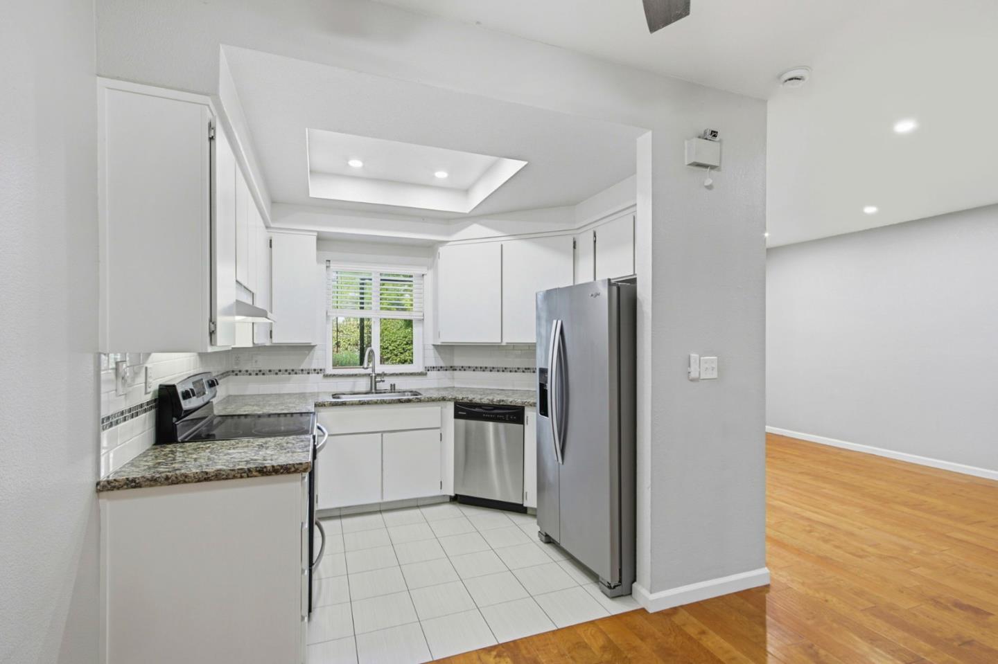 Detail Gallery Image 8 of 33 For 354 Shadow Run Dr, San Jose,  CA 95110 - 2 Beds | 2 Baths