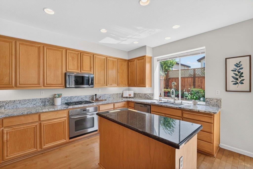 Detail Gallery Image 11 of 39 For 1963 Cabernet Way, Salinas,  CA 93906 - 3 Beds | 3 Baths