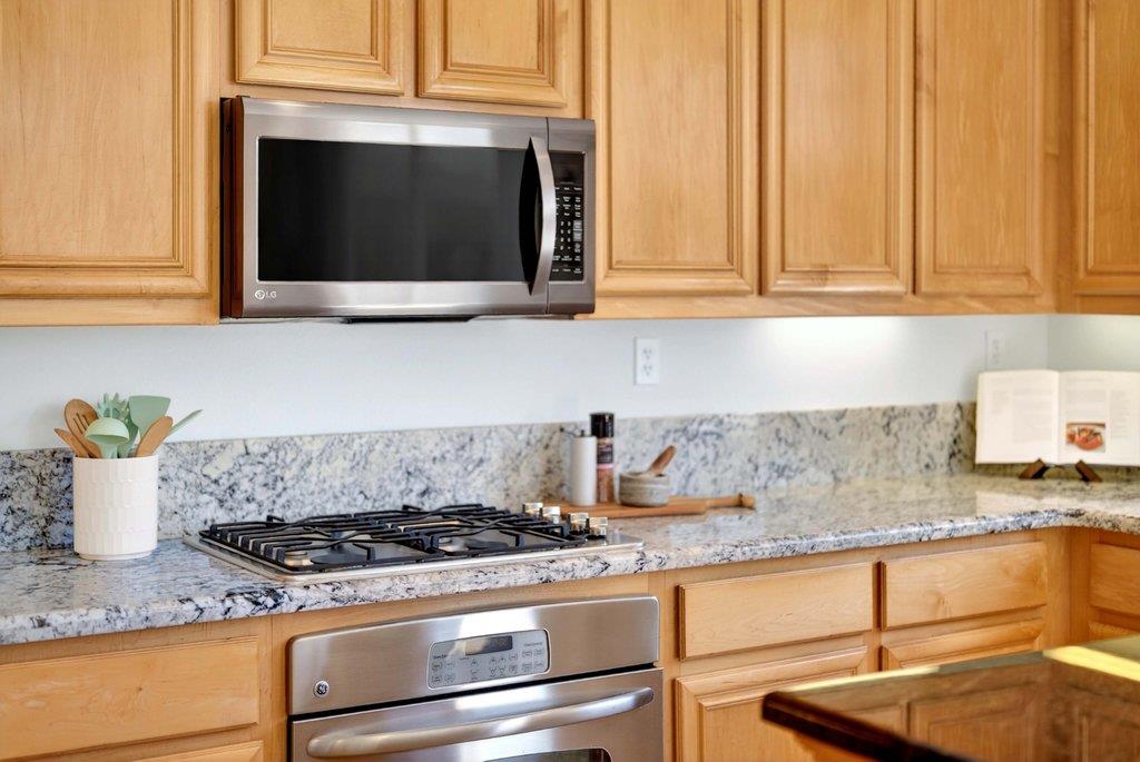 Detail Gallery Image 12 of 39 For 1963 Cabernet Way, Salinas,  CA 93906 - 3 Beds | 3 Baths