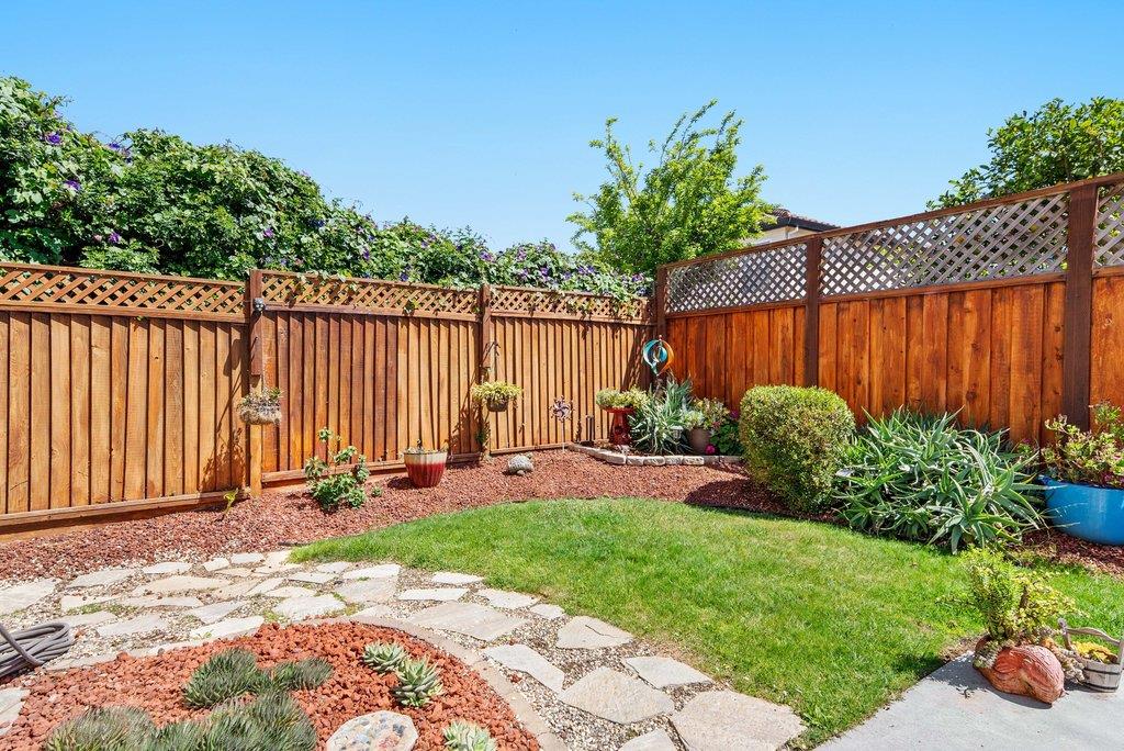 Detail Gallery Image 32 of 39 For 1963 Cabernet Way, Salinas,  CA 93906 - 3 Beds | 3 Baths