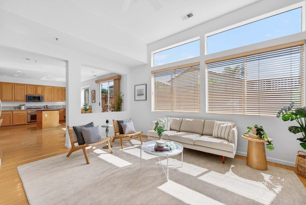 Detail Gallery Image 7 of 39 For 1963 Cabernet Way, Salinas,  CA 93906 - 3 Beds | 3 Baths