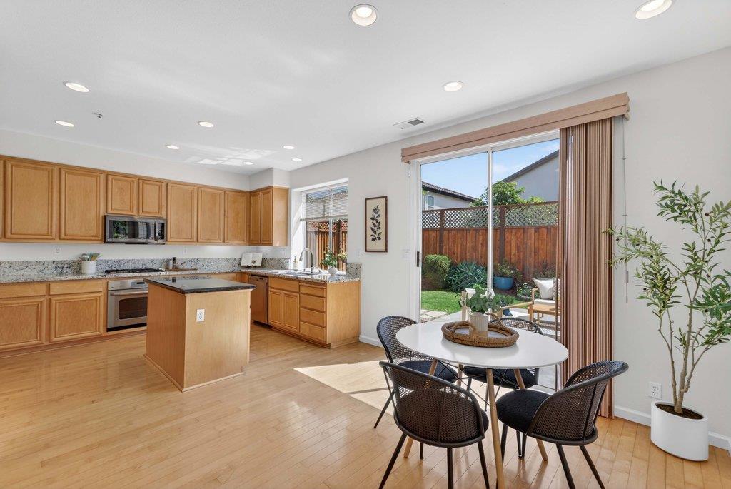 Detail Gallery Image 8 of 39 For 1963 Cabernet Way, Salinas,  CA 93906 - 3 Beds | 3 Baths