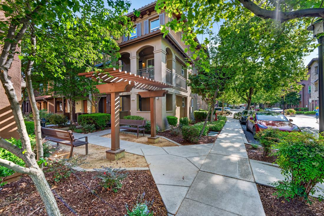 Detail Gallery Image 11 of 49 For 499 Calabria Pl, San Jose,  CA 95128 - 4 Beds | 4 Baths