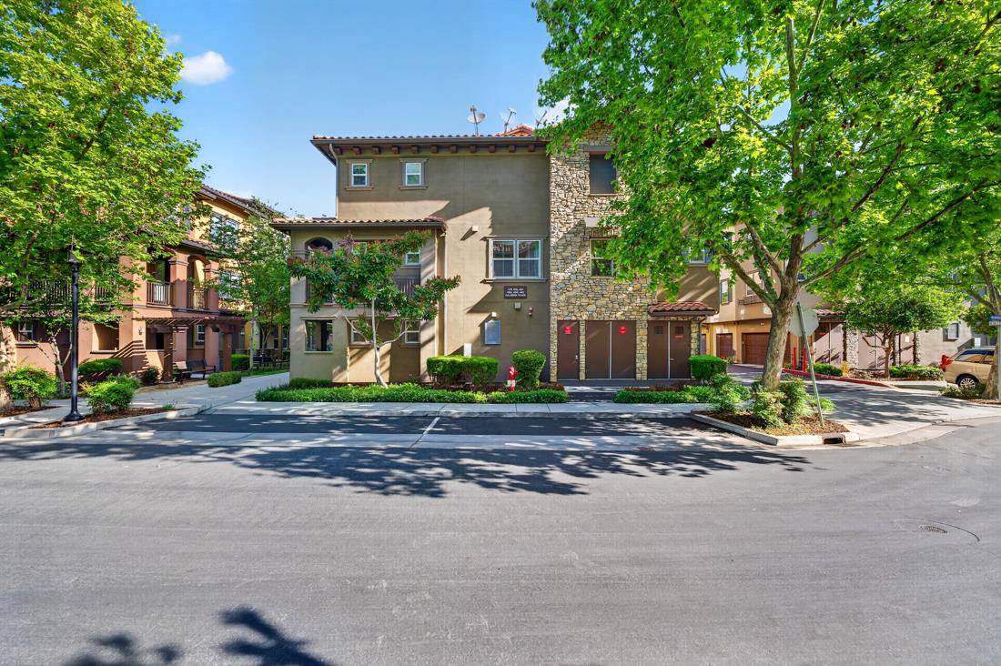 Detail Gallery Image 13 of 49 For 499 Calabria Pl, San Jose,  CA 95128 - 4 Beds | 4 Baths