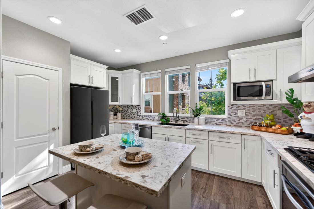 Detail Gallery Image 6 of 49 For 499 Calabria Pl, San Jose,  CA 95128 - 4 Beds | 4 Baths