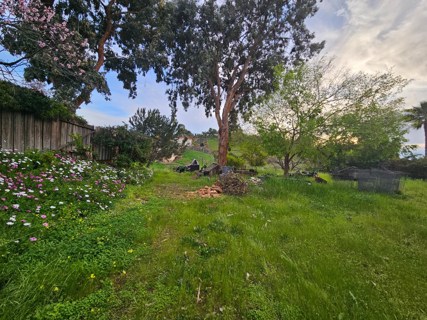 Detail Gallery Image 4 of 5 For 1171 Utopia Pl, San Jose,  CA 95127 - 5 Beds | 2 Baths