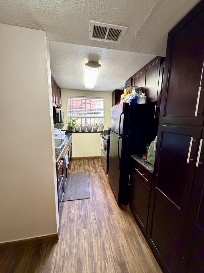 Detail Gallery Image 4 of 15 For 542 Salem Way, Stockton,  CA 95207 - 3 Beds | 1/1 Baths