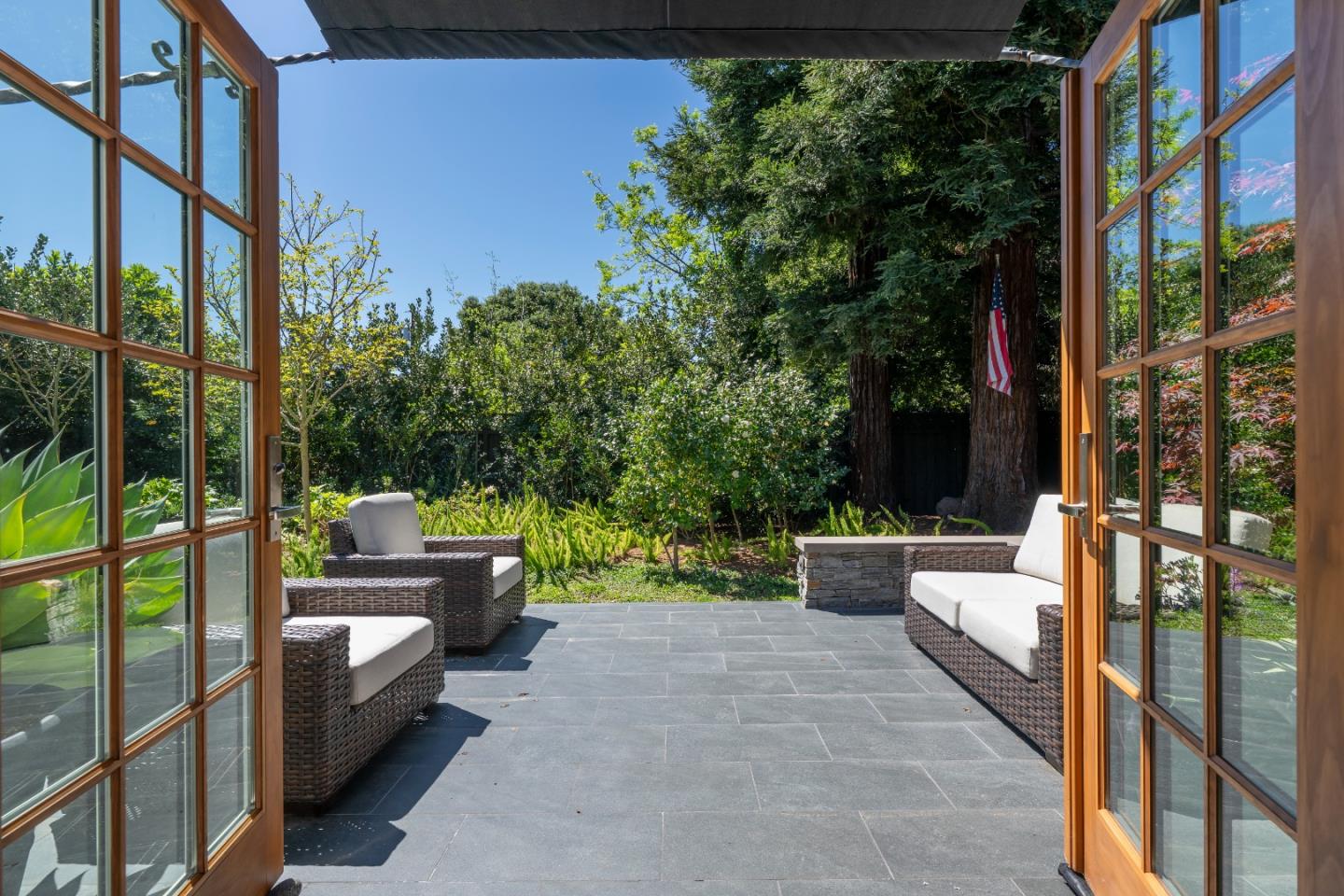 Detail Gallery Image 14 of 20 For 284 Selby Ln, Atherton,  CA 94027 - 3 Beds | 2 Baths