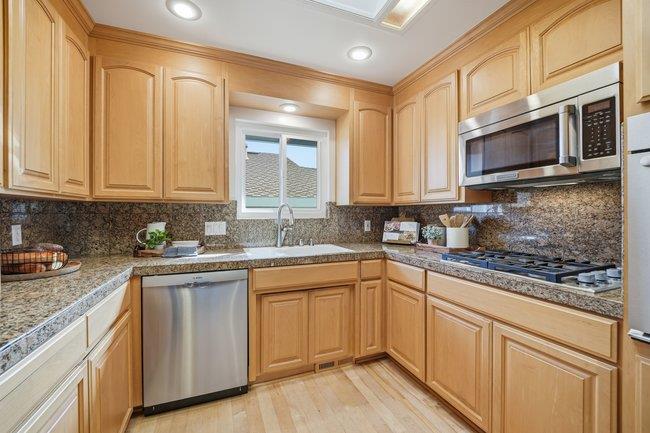 Detail Gallery Image 5 of 31 For 395 Heidi Dr, Morgan Hill,  CA 95037 - 3 Beds | 2 Baths