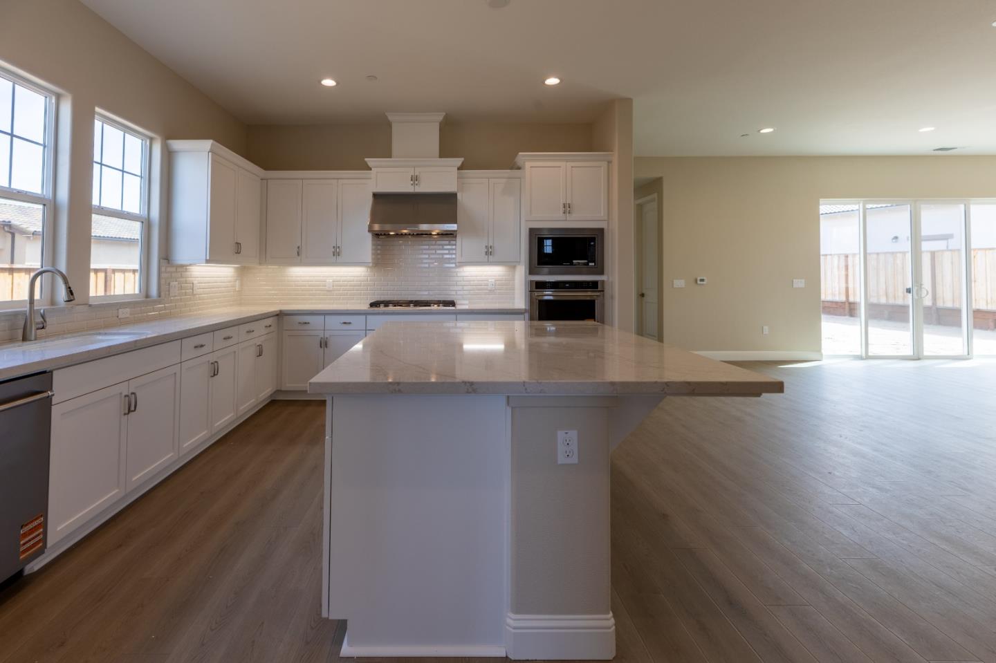 Detail Gallery Image 7 of 20 For 3052 El Capitan Dr, Marina,  CA 93933 - 3 Beds | 2 Baths