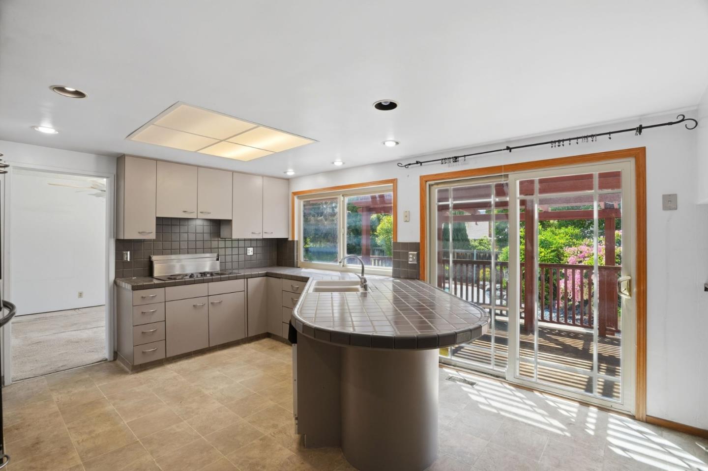 Detail Gallery Image 7 of 36 For 1111 Piedmont Rd, San Jose,  CA 95132 - 4 Beds | 2/1 Baths