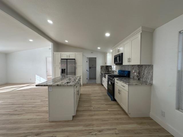 Detail Gallery Image 2 of 16 For 117 Peartree Ln, Hollister,  CA 95023 - 4 Beds | 2 Baths