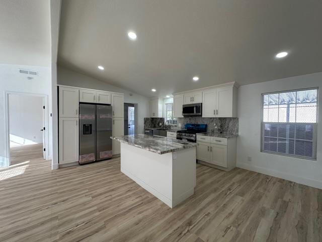 Detail Gallery Image 4 of 16 For 117 Peartree Ln, Hollister,  CA 95023 - 4 Beds | 2 Baths