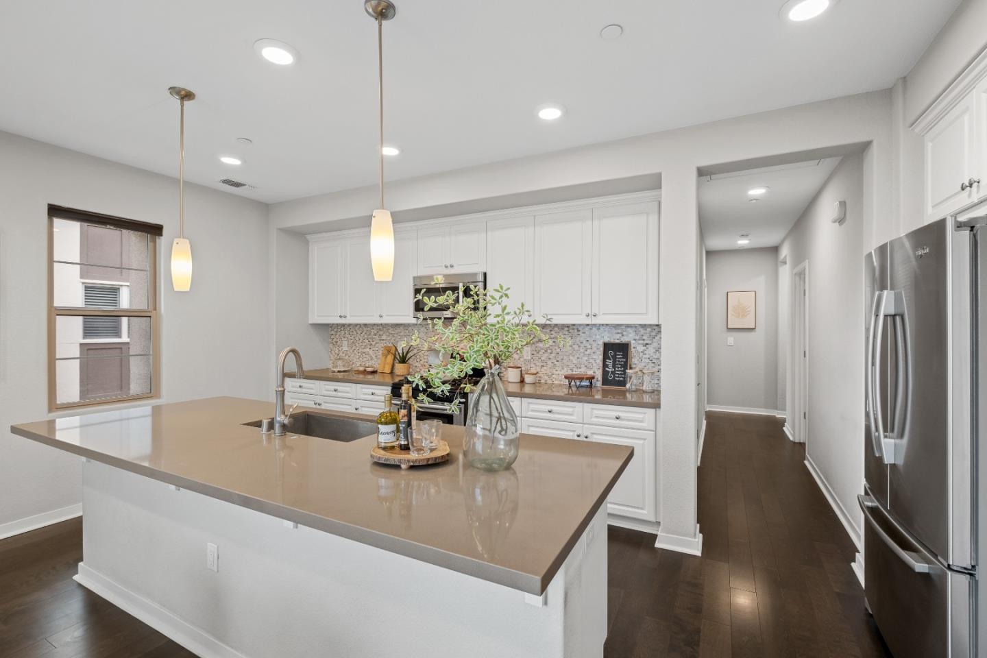 Detail Gallery Image 5 of 61 For 1071 Dewberry Pl #102,  San Jose,  CA 95131 - 3 Beds | 2/1 Baths