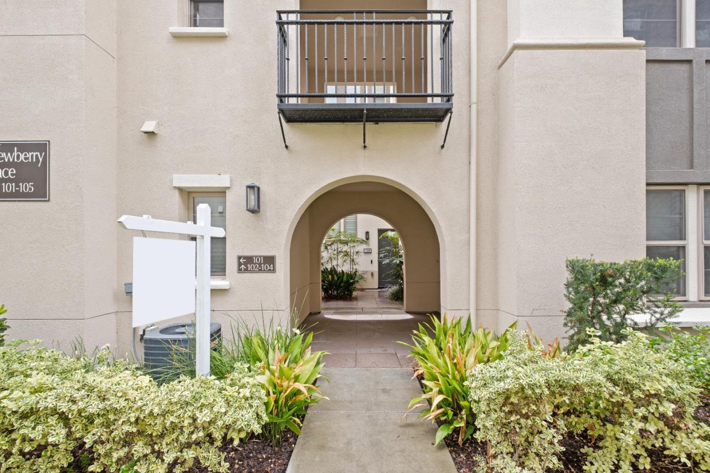 Detail Gallery Image 7 of 61 For 1071 Dewberry Pl #102,  San Jose,  CA 95131 - 3 Beds | 2/1 Baths