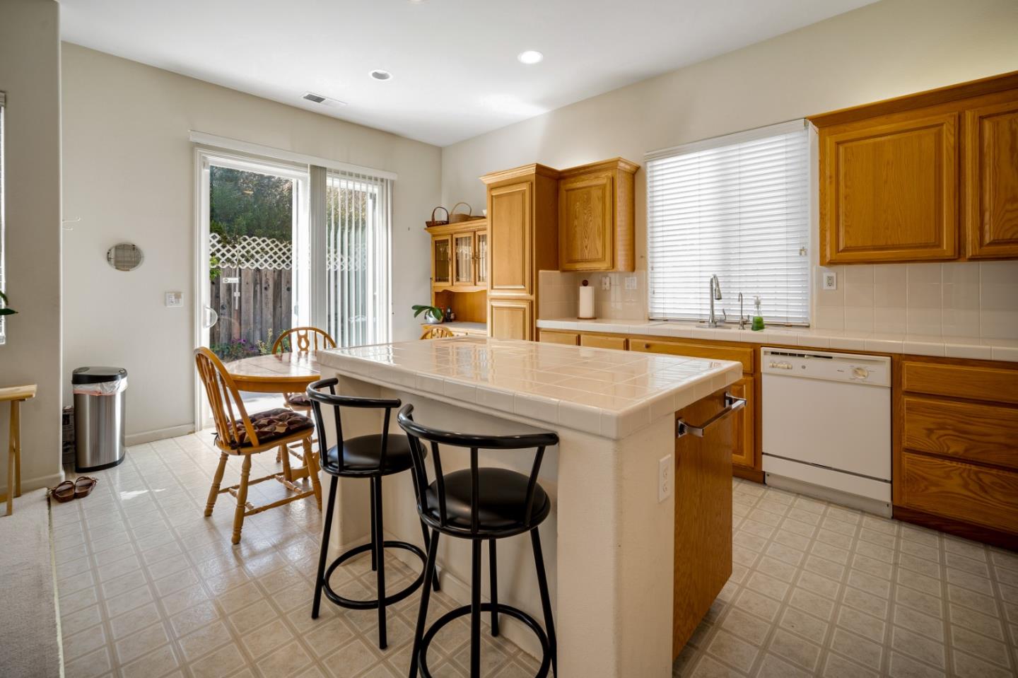 Detail Gallery Image 15 of 39 For 510 Wimbledon Ave, Salinas,  CA 93906 - 3 Beds | 2 Baths