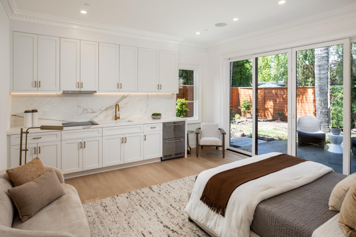 Detail Gallery Image 10 of 21 For 2034 Washington Ave, Redwood City,  CA 94061 - 4 Beds | 4 Baths