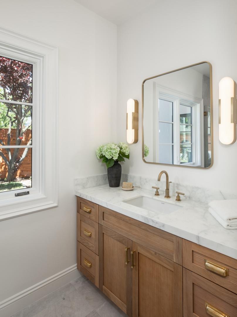 Detail Gallery Image 11 of 21 For 2034 Washington Ave, Redwood City,  CA 94061 - 4 Beds | 4 Baths