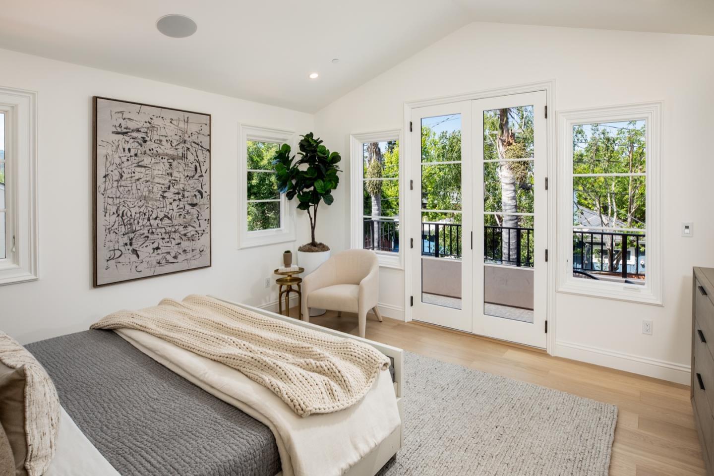 Detail Gallery Image 12 of 21 For 2034 Washington Ave, Redwood City,  CA 94061 - 4 Beds | 4 Baths