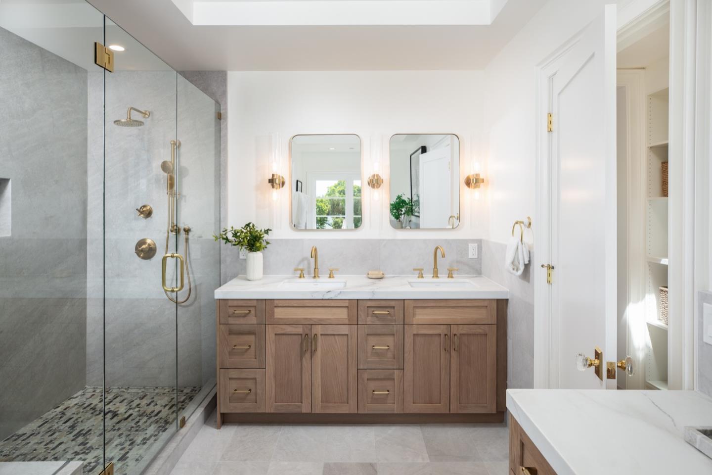 Detail Gallery Image 13 of 21 For 2034 Washington Ave, Redwood City,  CA 94061 - 4 Beds | 4 Baths