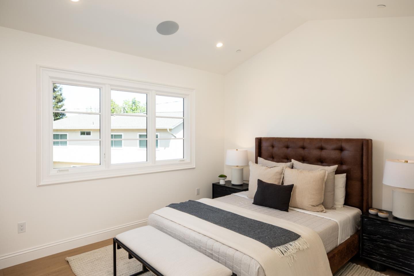 Detail Gallery Image 14 of 21 For 2034 Washington Ave, Redwood City,  CA 94061 - 4 Beds | 4 Baths