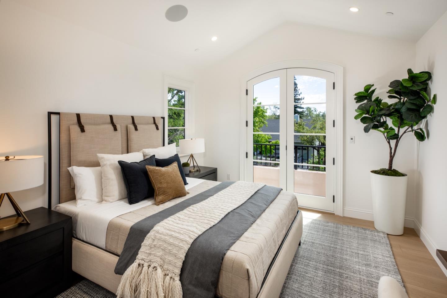 Detail Gallery Image 16 of 21 For 2034 Washington Ave, Redwood City,  CA 94061 - 4 Beds | 4 Baths