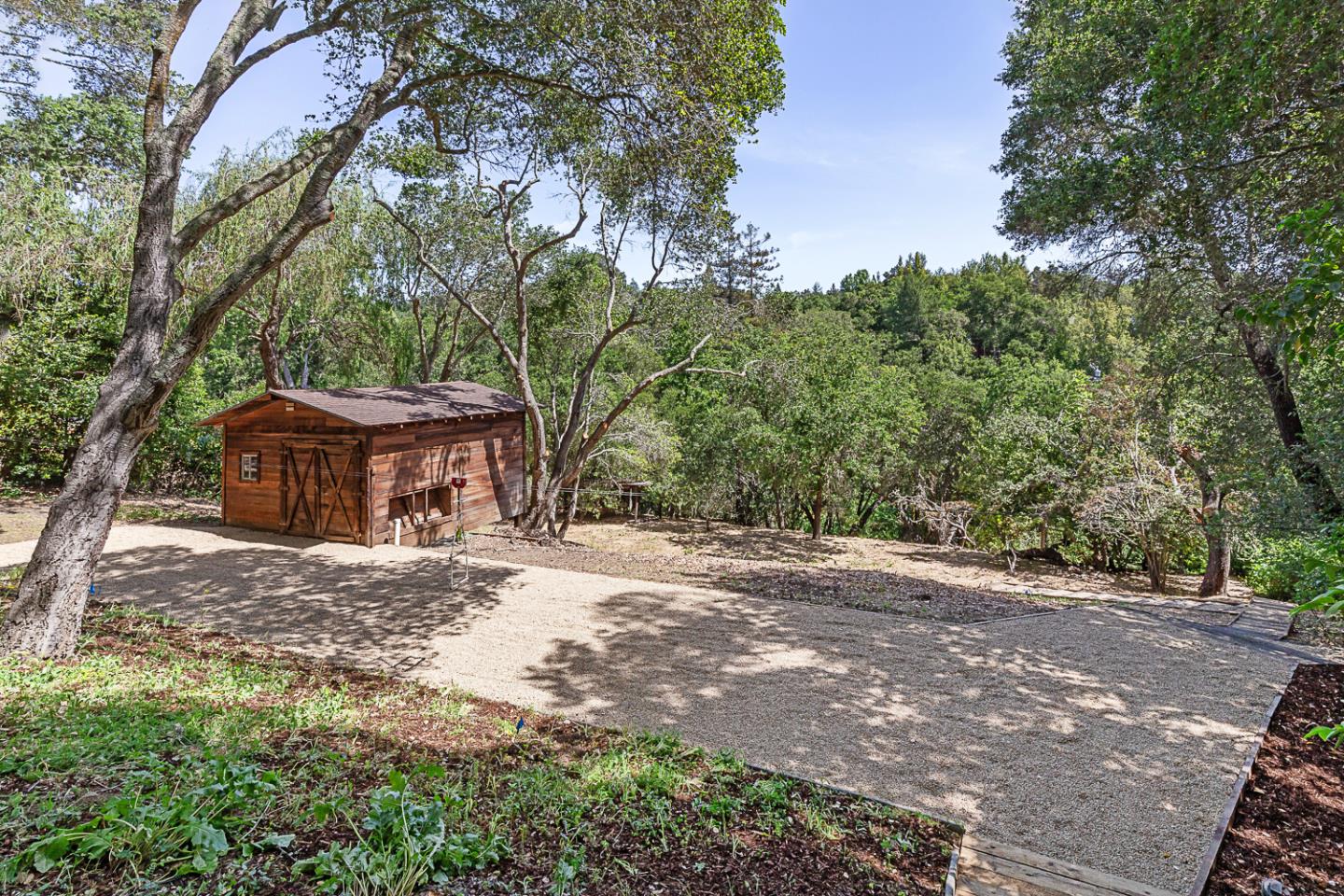 Detail Gallery Image 27 of 34 For 35 Neuman Ln, Woodside,  CA 94062 - 4 Beds | 4 Baths