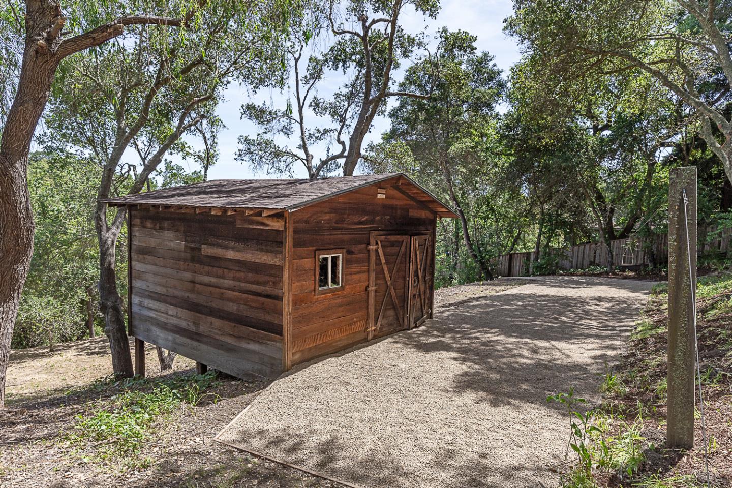 Detail Gallery Image 29 of 34 For 35 Neuman Ln, Woodside,  CA 94062 - 4 Beds | 4 Baths