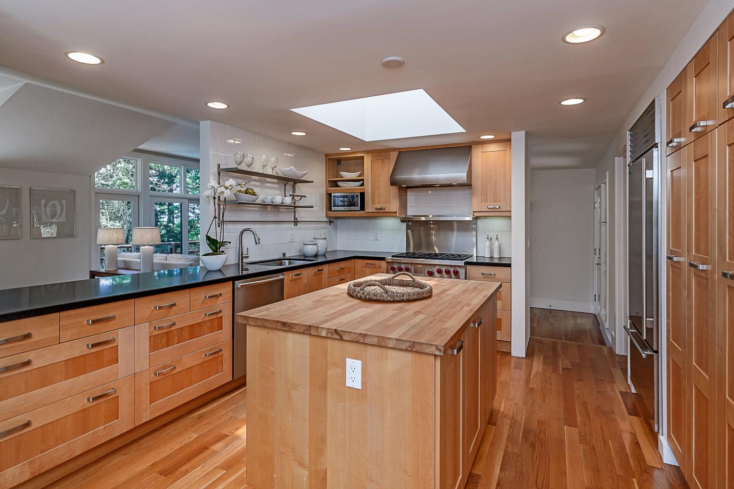 Detail Gallery Image 5 of 34 For 35 Neuman Ln, Woodside,  CA 94062 - 4 Beds | 4 Baths