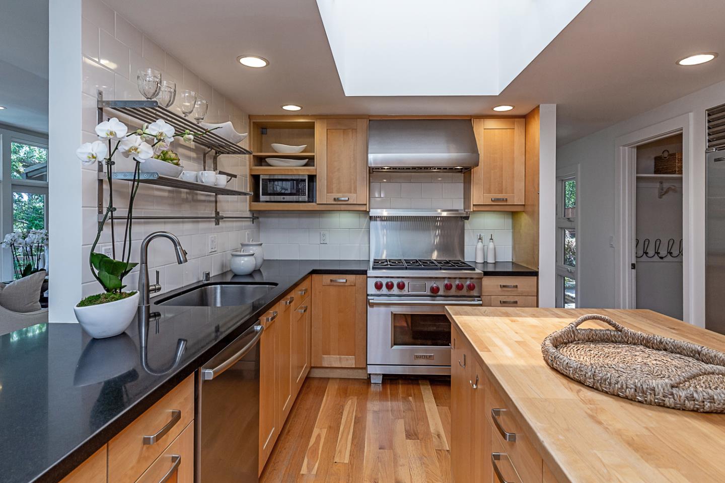 Detail Gallery Image 6 of 34 For 35 Neuman Ln, Woodside,  CA 94062 - 4 Beds | 4 Baths