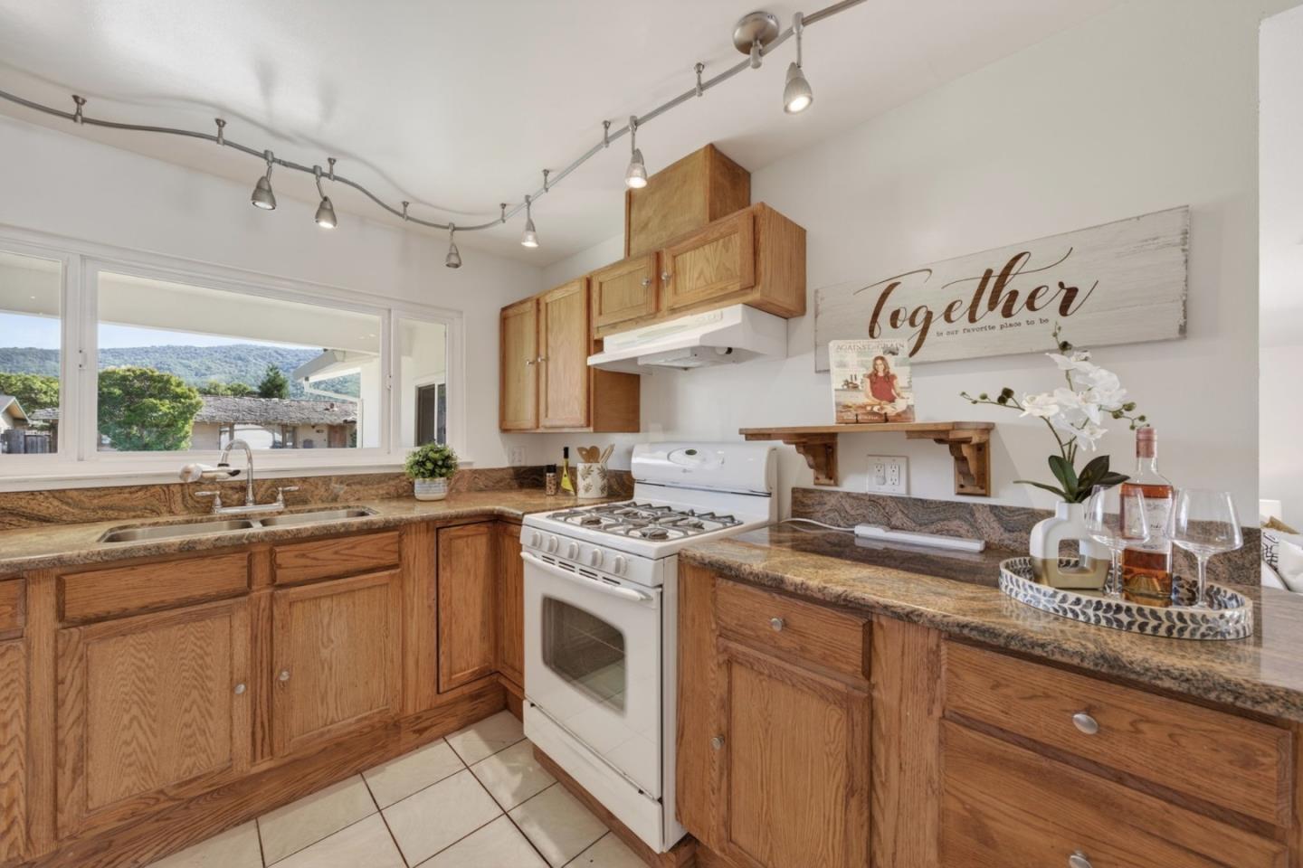 Detail Gallery Image 10 of 33 For 1321 Fernwood Ln, Gilroy,  CA 95020 - 4 Beds | 2 Baths