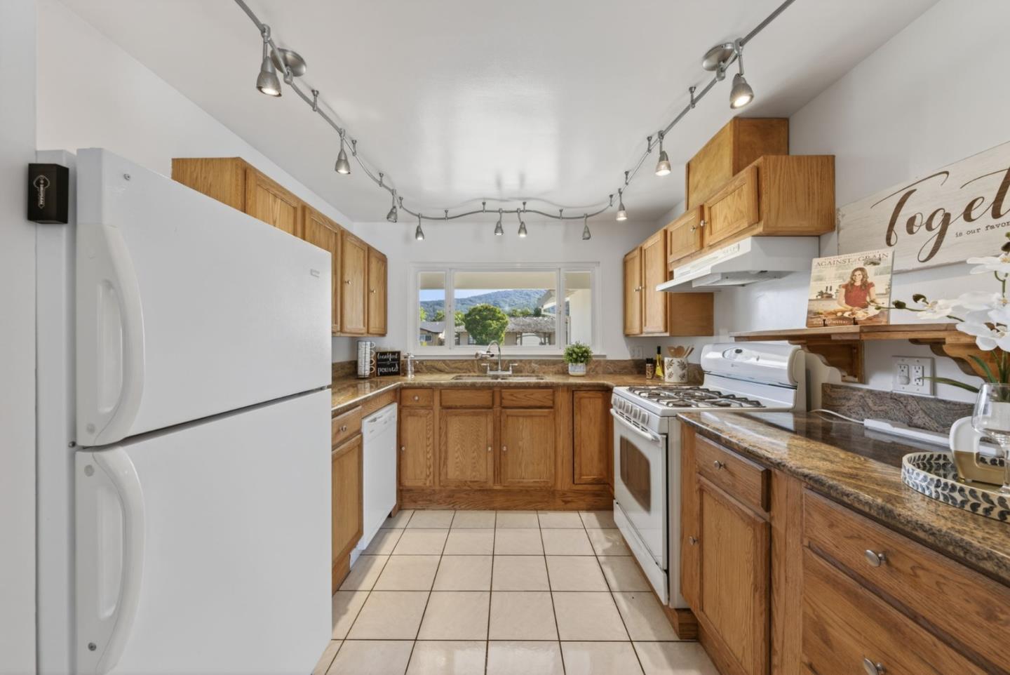 Detail Gallery Image 9 of 33 For 1321 Fernwood Ln, Gilroy,  CA 95020 - 4 Beds | 2 Baths