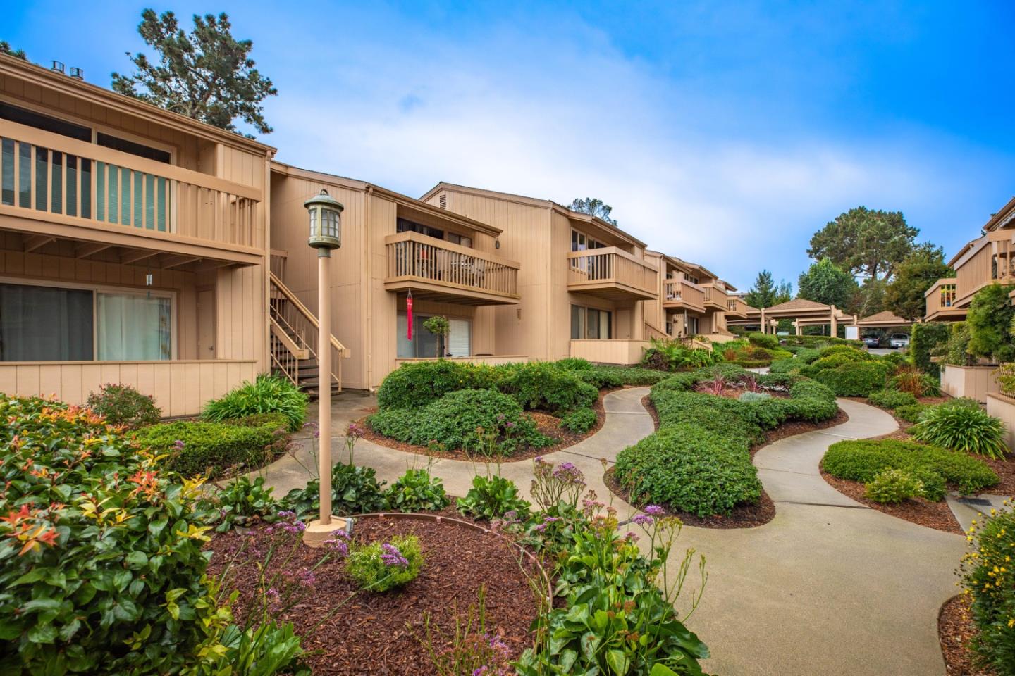 Detail Gallery Image 2 of 33 For 300 Glenwood Cir #258,  Monterey,  CA 93940 - 1 Beds | 1 Baths