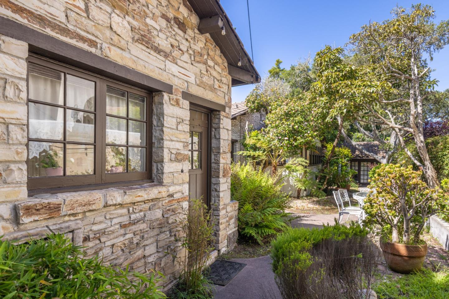 Detail Gallery Image 5 of 34 For 25286 Hatton Rd, Carmel,  CA 93923 - 5 Beds | 5 Baths