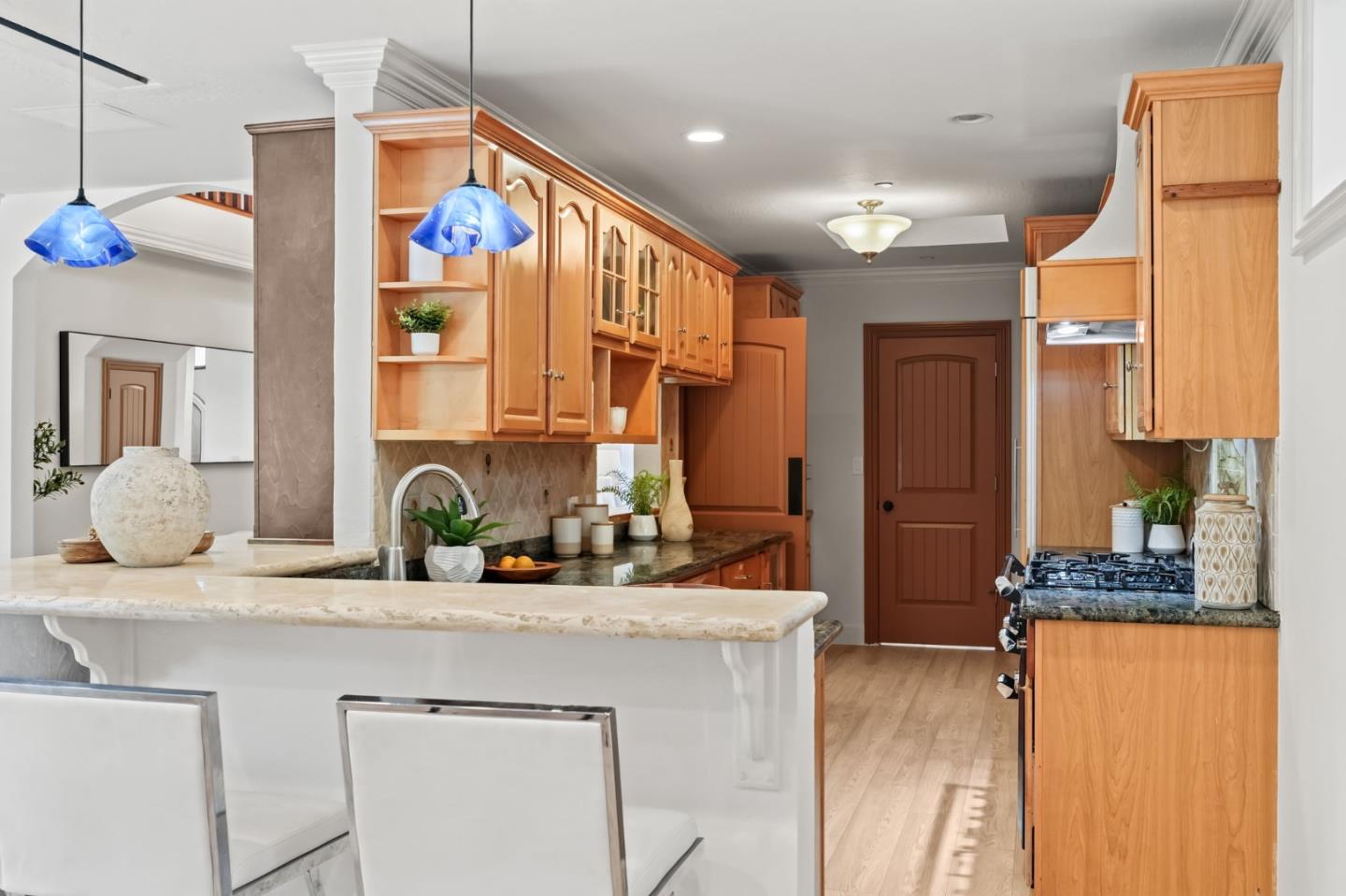 Detail Gallery Image 10 of 44 For 216 Bloomfield Rd, Burlingame,  CA 94010 - 5 Beds | 4 Baths