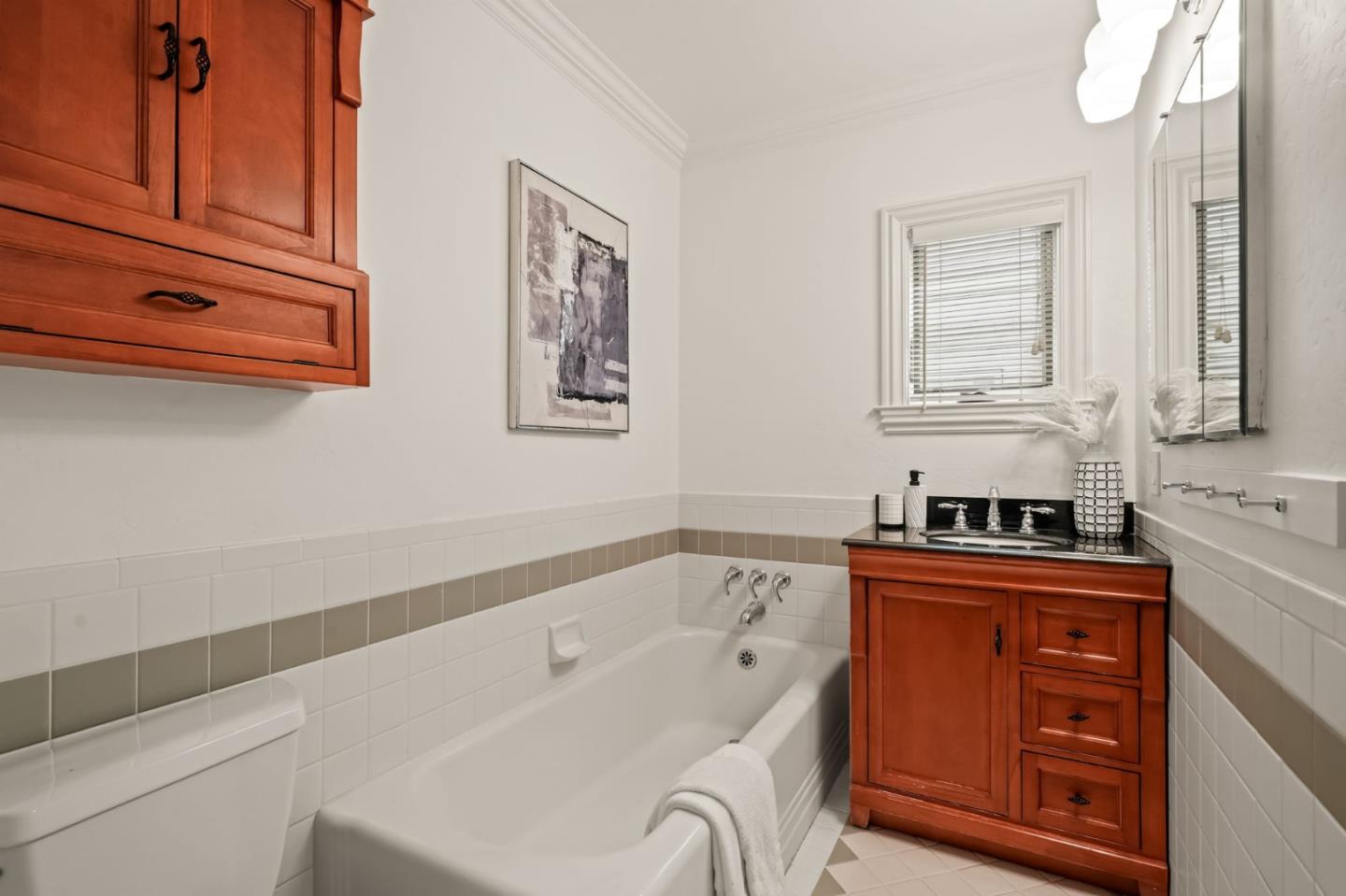 Detail Gallery Image 17 of 44 For 216 Bloomfield Rd, Burlingame,  CA 94010 - 5 Beds | 4 Baths