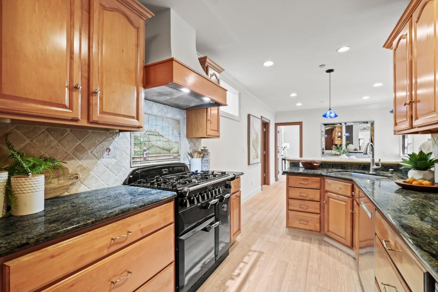 Detail Gallery Image 8 of 44 For 216 Bloomfield Rd, Burlingame,  CA 94010 - 5 Beds | 4 Baths