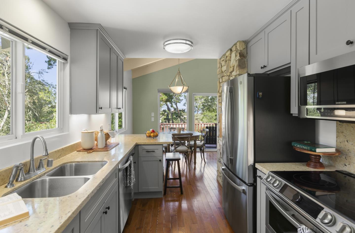 Detail Gallery Image 11 of 33 For 710 Woodcrest Ln, Monterey,  CA 93940 - 3 Beds | 2 Baths