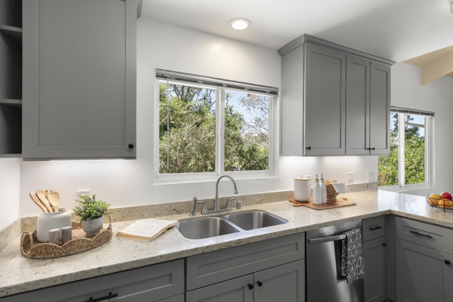 Detail Gallery Image 12 of 33 For 710 Woodcrest Ln, Monterey,  CA 93940 - 3 Beds | 2 Baths